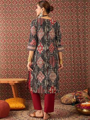 Women Ethnic Motifs Printed Cotton Kurta with Trousers 7