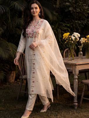 Women Floral Embroidered Thread Work Kurta with Trousers & With Dupatta 1