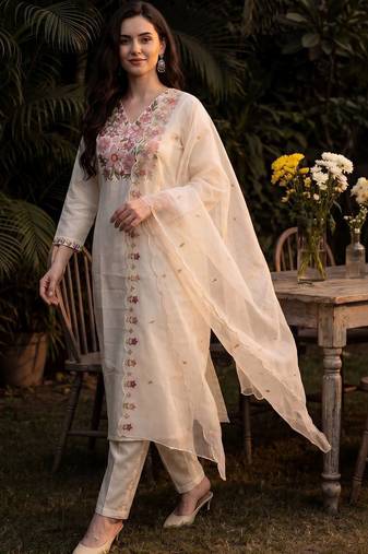 Women Floral Embroidered Thread Work Kurta with Trousers & With Dupatta