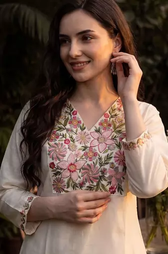 Women Floral Embroidered Thread Work Kurta with Trousers & With Dupatta