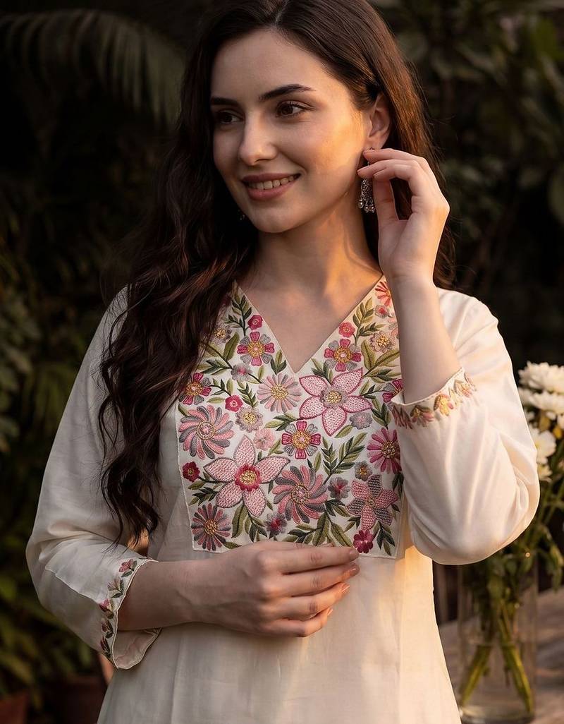 Women Floral Embroidered Thread Work Kurta with Trousers & With Dupatta