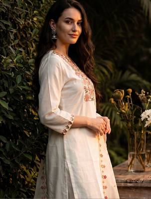 Women Floral Embroidered Thread Work Kurta with Trousers & With Dupatta 3