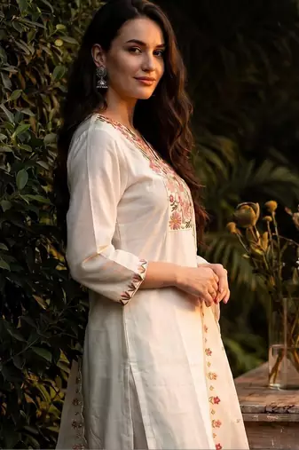 Women Floral Embroidered Thread Work Kurta with Trousers & With Dupatta