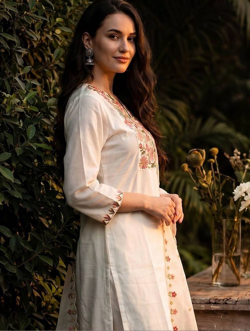 Women Floral Embroidered Thread Work Kurta with Trousers & With Dupatta