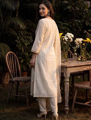 Women Floral Embroidered Thread Work Kurta with Trousers & With Dupatta 4