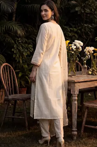 Women Floral Embroidered Thread Work Kurta with Trousers & With Dupatta