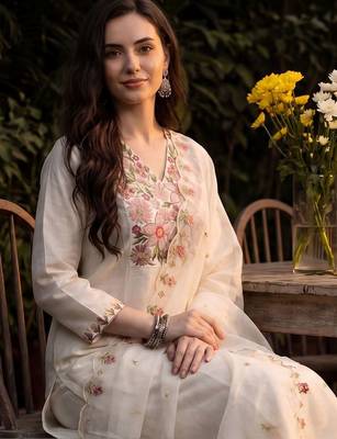 Women Floral Embroidered Thread Work Kurta with Trousers & With Dupatta 5