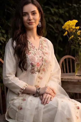 Women Floral Embroidered Thread Work Kurta with Trousers & With Dupatta