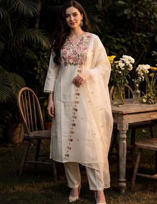 Women Floral Embroidered Thread Work Kurta with Trousers & With Dupatta 6