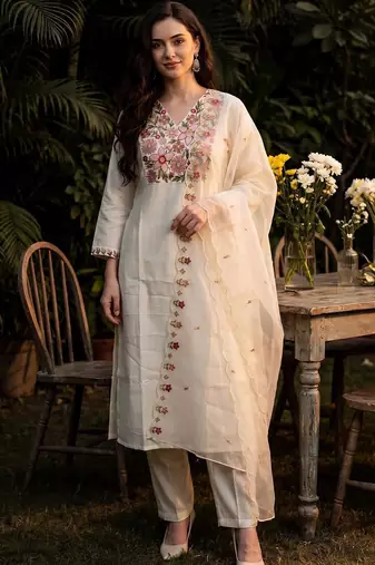 Women Floral Embroidered Thread Work Kurta with Trousers & With Dupatta