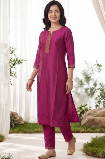 Women Ethnic Motifs Thread Work Kurta with Trousers