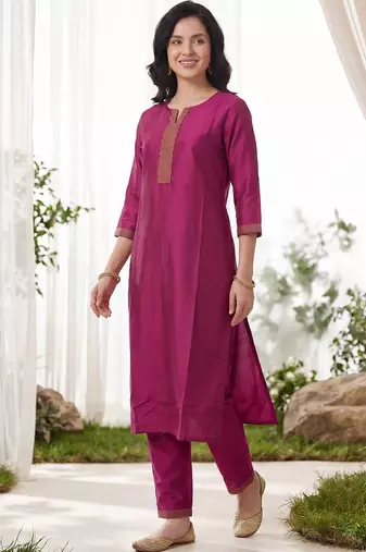 Women Ethnic Motifs Thread Work Kurta with Trousers