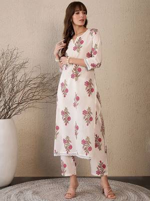Women Floral Printed Cotton Kurta with Trousers 1