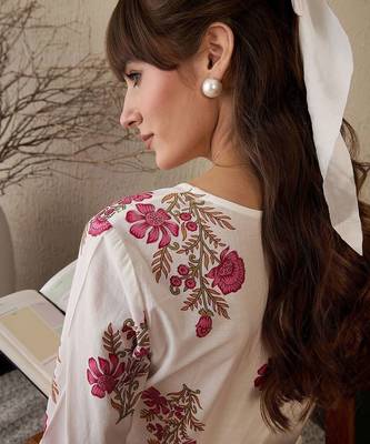 Women Floral Printed Cotton Kurta with Trousers 5