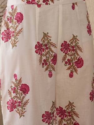 Women Floral Printed Cotton Kurta with Trousers 6