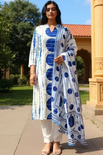 Women Geometric Printed Cotton Kurta with Trousers & Dupatta