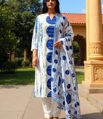 Women Geometric Printed Cotton Kurta with Trousers & Dupatta