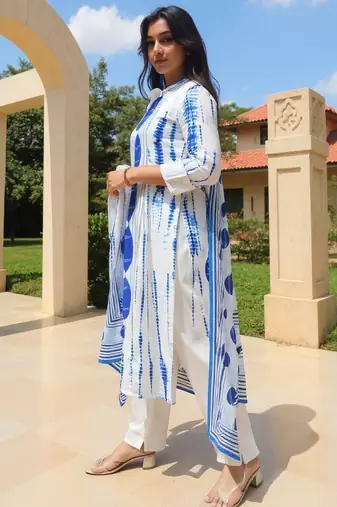 Women Geometric Printed Cotton Kurta with Trousers & Dupatta