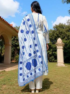 Women Geometric Printed Cotton Kurta with Trousers & Dupatta 3