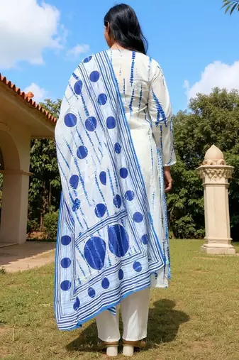 Women Geometric Printed Cotton Kurta with Trousers & Dupatta