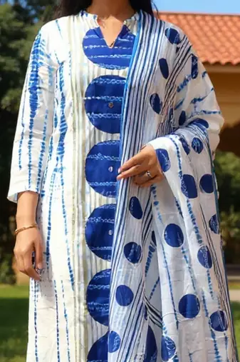 Women Geometric Printed Cotton Kurta with Trousers & Dupatta