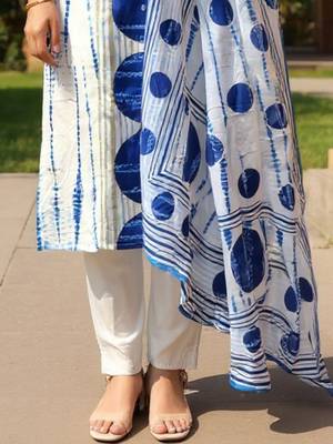 Women Geometric Printed Cotton Kurta with Trousers & Dupatta 5