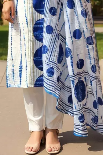 Women Geometric Printed Cotton Kurta with Trousers & Dupatta