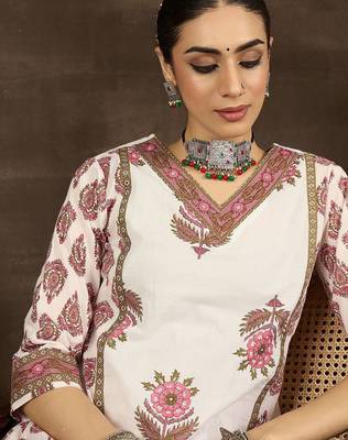 Ethnic Motifs Printed Cotton V-Neck Straight Kurta with Trousers 1