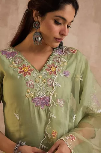 Floral Embroidered Straight Thread Work Kurta With Trousers & Dupatta