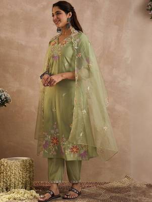 Floral Embroidered Straight Thread Work Kurta With Trousers & Dupatta 3
