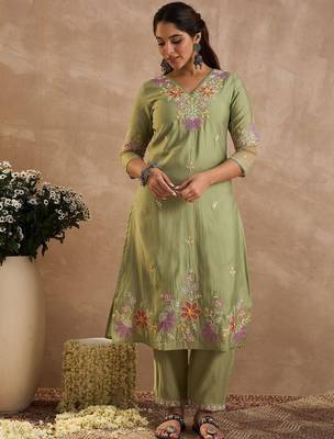 Floral Embroidered Straight Thread Work Kurta With Trousers & Dupatta 4