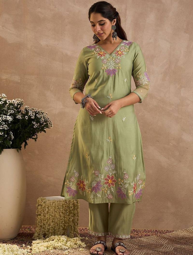 Floral Embroidered Straight Thread Work Kurta With Trousers & Dupatta