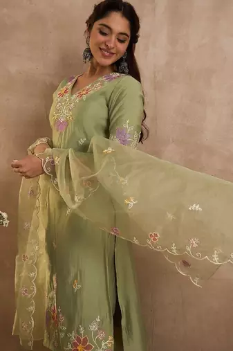 Floral Embroidered Straight Thread Work Kurta With Trousers & Dupatta