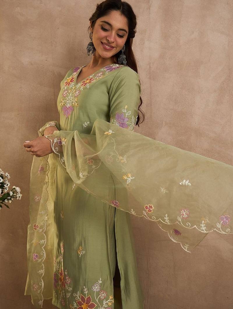 Floral Embroidered Straight Thread Work Kurta With Trousers & Dupatta