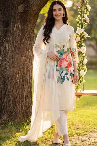 Women Floral Printed Kurta with Trousers & With Dupatta