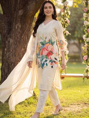 Women Floral Printed Kurta with Trousers & With Dupatta 3