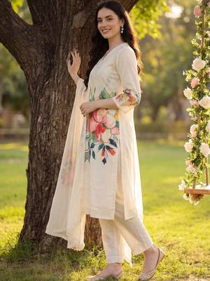 Women Floral Printed Kurta with Trousers & With Dupatta 4