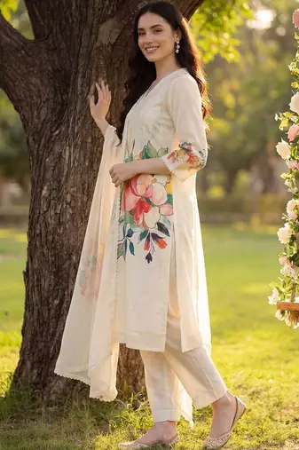 Women Floral Printed Kurta with Trousers & With Dupatta