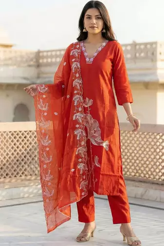 Women Floral Embroidered Thread Work Kurta with Trousers & With Dupatta