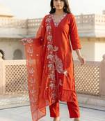 Women Floral Embroidered Thread Work Kurta with Trousers & With Dupatta