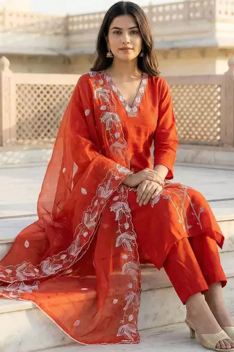 Women Floral Embroidered Thread Work Kurta with Trousers & With Dupatta