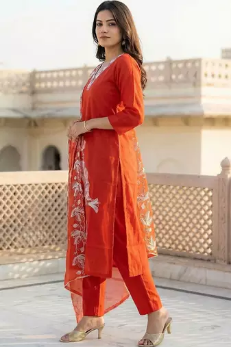 Women Floral Embroidered Thread Work Kurta with Trousers & With Dupatta