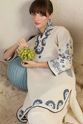 Women Ethnic Motifs Embroidered Kurta with Trousers