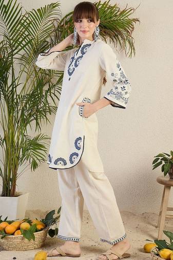 Women Ethnic Motifs Embroidered Kurta with Trousers