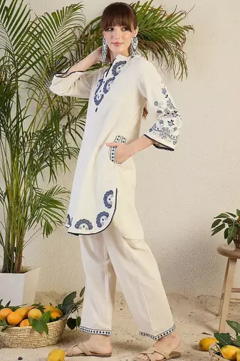 Women Ethnic Motifs Embroidered Kurta with Trousers