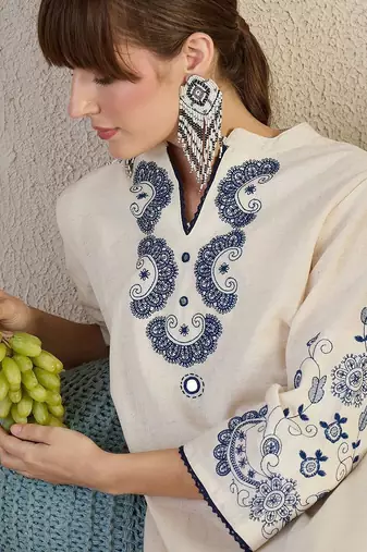Women Ethnic Motifs Embroidered Kurta with Trousers
