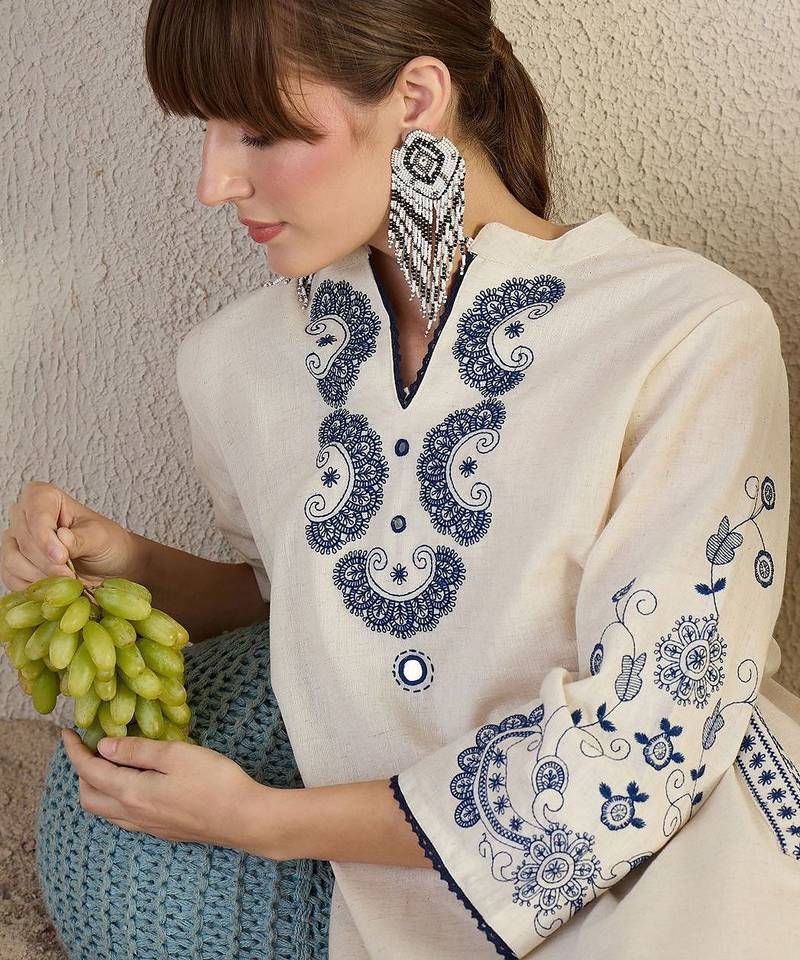 Women Ethnic Motifs Embroidered Kurta with Trousers