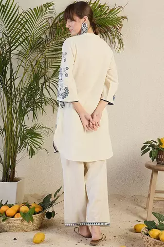 Women Ethnic Motifs Embroidered Kurta with Trousers