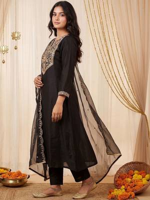 Women Ethnic Motifs Embroidered Thread Work Kurta with Trousers & With Dupatta 2