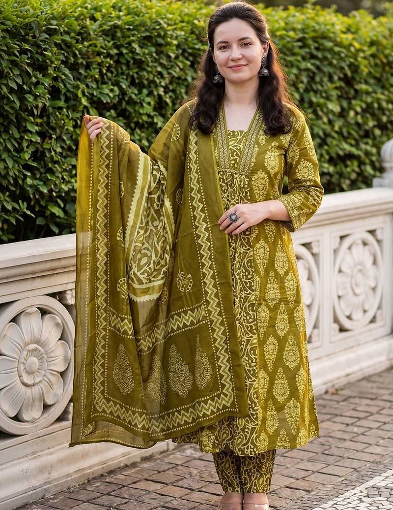 Women Ethnic Motifs Printed Cotton Kurta with Trousers & Dupatta